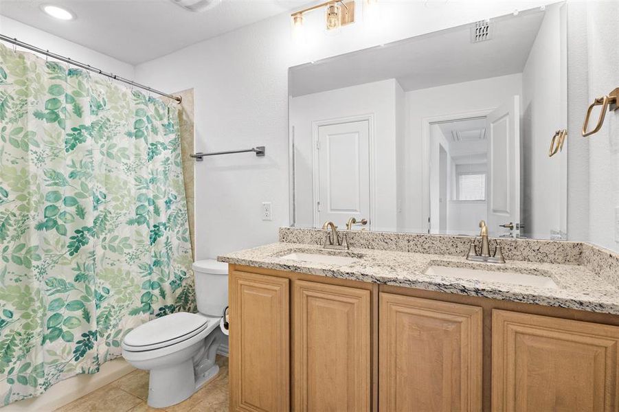 Upstairs full bathroom