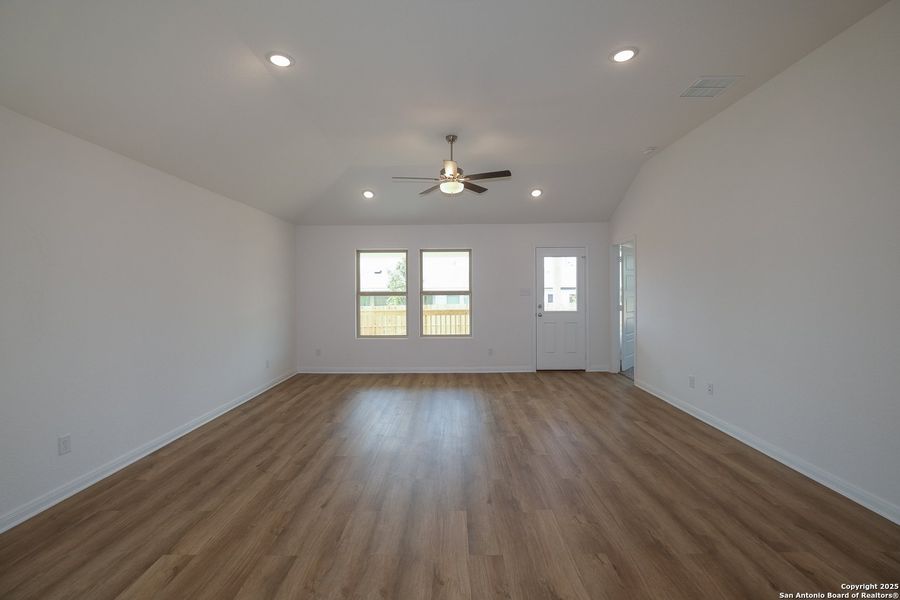 Spacious, unfurnished interior of a new home in Blue Ridge Ranch, San Antonio (Image 16).
