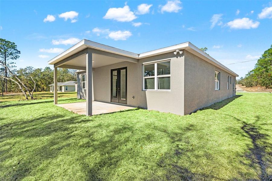 Exterior details and patio area of a home in , Dunnellon (Image 28).