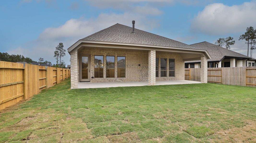 Exterior details and patio area of a home in Evergreen, Conroe (Image 4).