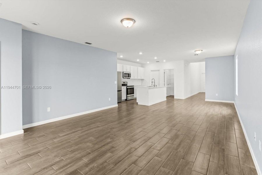 Spacious, unfurnished interior of a new home in , Fort Pierce (Image 24).