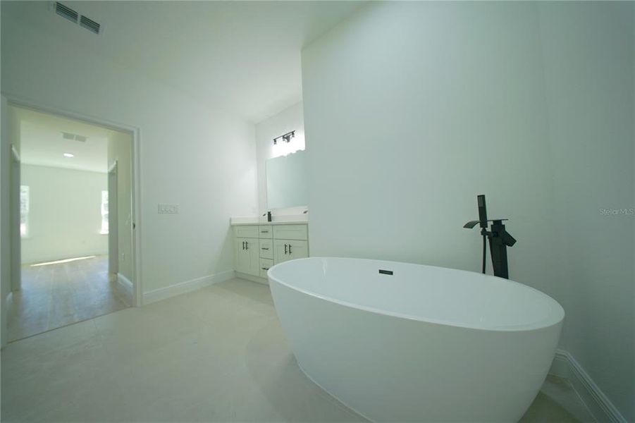 Spacious, unfurnished interior of a new home in , Ocala (Image 15).