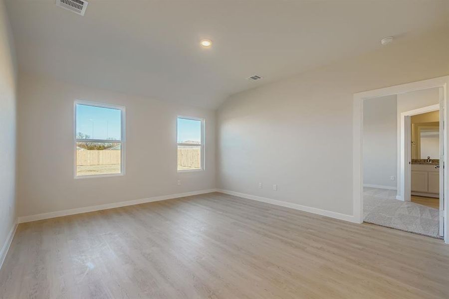 Spacious, unfurnished interior of a new home in Middlefield Village, Dallas (Image 14).