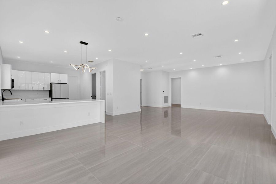 Spacious, unfurnished interior of a new home in , Palm Springs (Image 43).