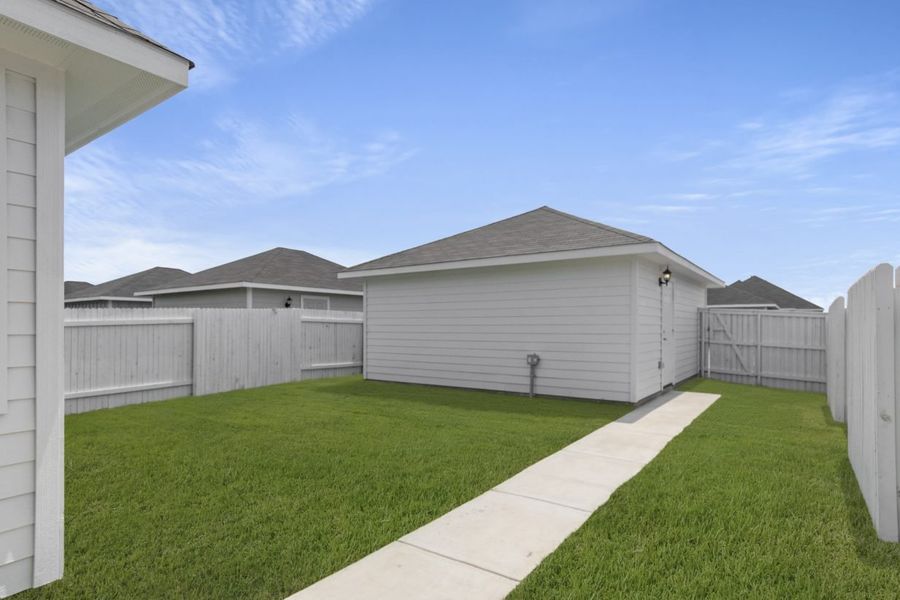 Exterior details and patio area of a home in Casetta Ranch, Kyle (Image 4).