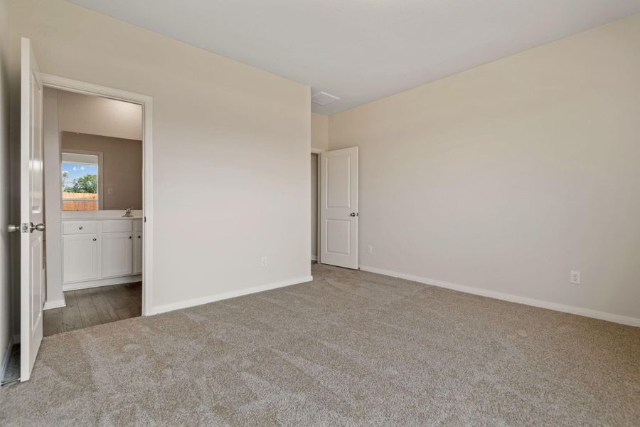 Spacious, unfurnished interior of a new home in Sweetwater Ridge, Conroe (Image 16).