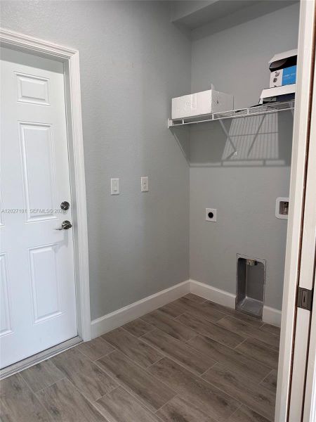 Spacious, unfurnished interior of a new home in , Cape Coral (Image 7).