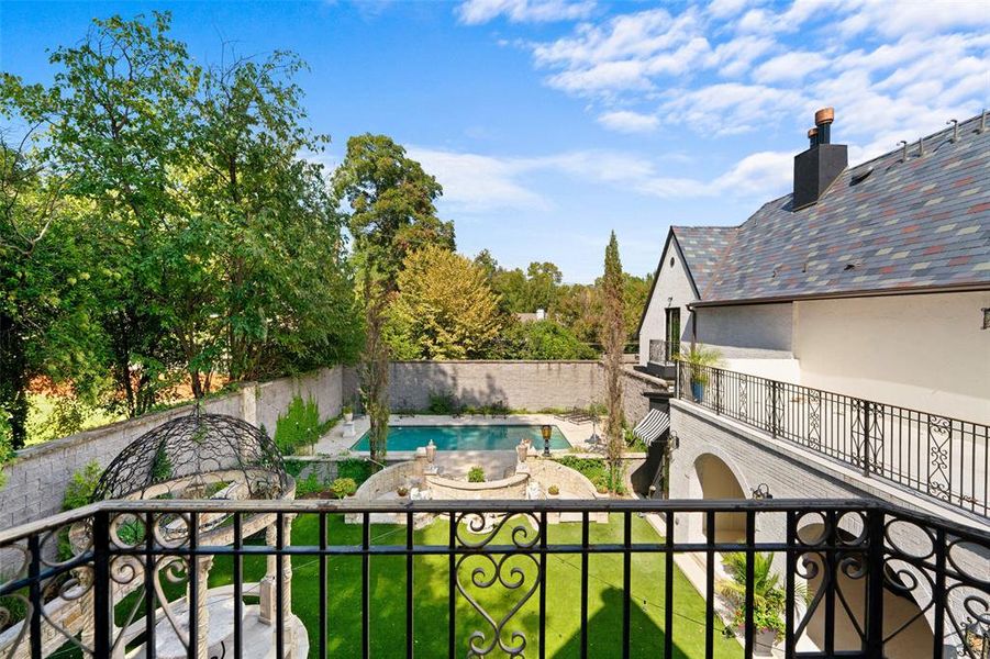Exterior details and patio area of a home in , Dallas (Image 3).