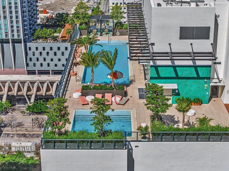 Condo located in Miami, FL showcasing its design and architecture (Image 21).