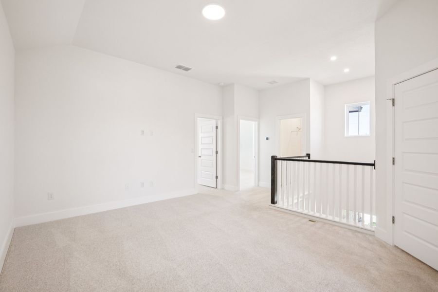 Spacious, unfurnished interior of a new home in Persimmon, Buda (Image 24).