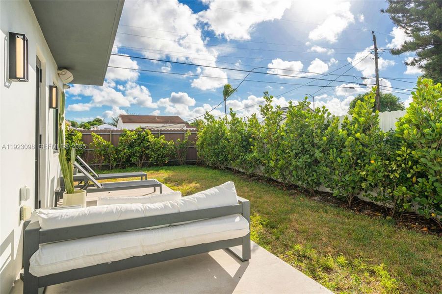 Exterior details and patio area of a home in , Hialeah (Image 21).