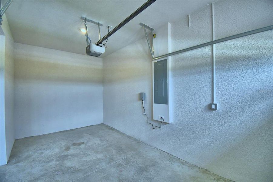 Spacious, unfurnished interior of a new home in Lake Juliana Estates, Auburndale (Image 37).