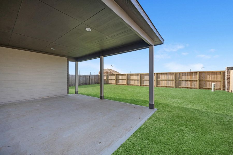 Exterior details and patio area of a home in Beacon Hill, Waller (Image 4).