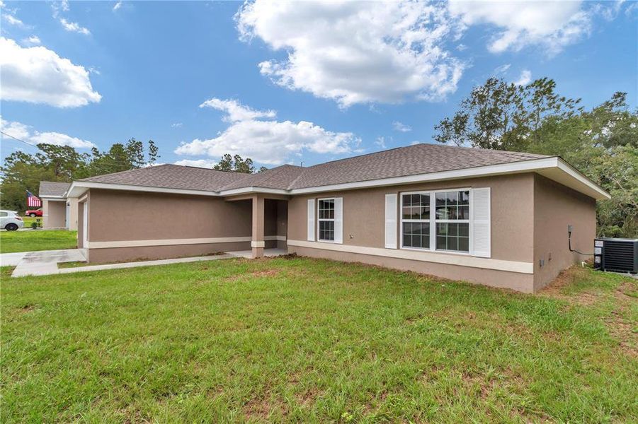 Exterior details and patio area of a home in , Belleview (Image 1).