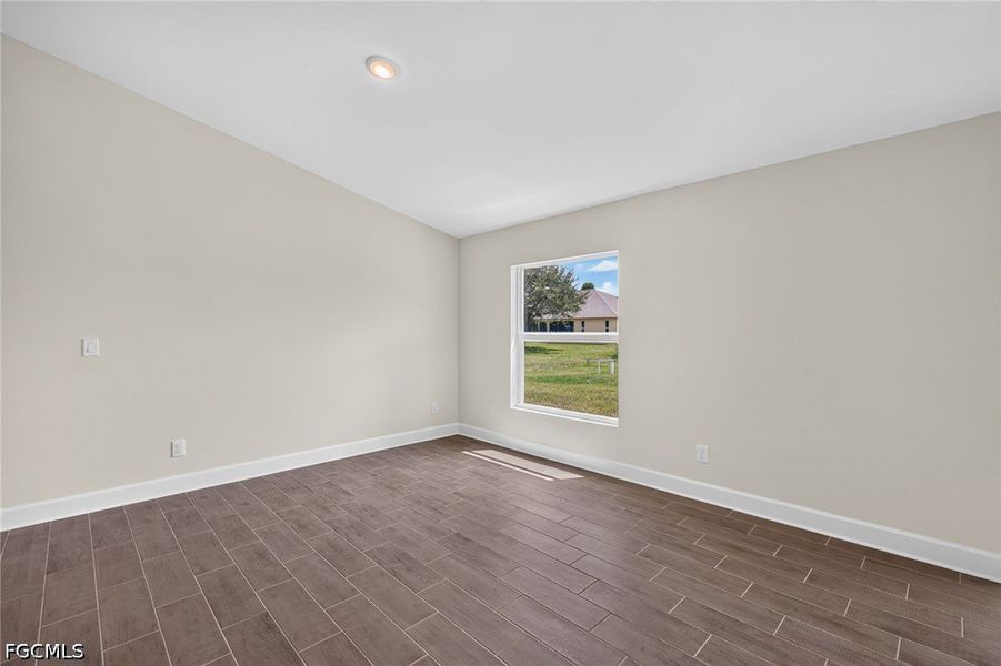 Spacious, unfurnished interior of a new home in Cape Coral, Cape Coral (Image 14).