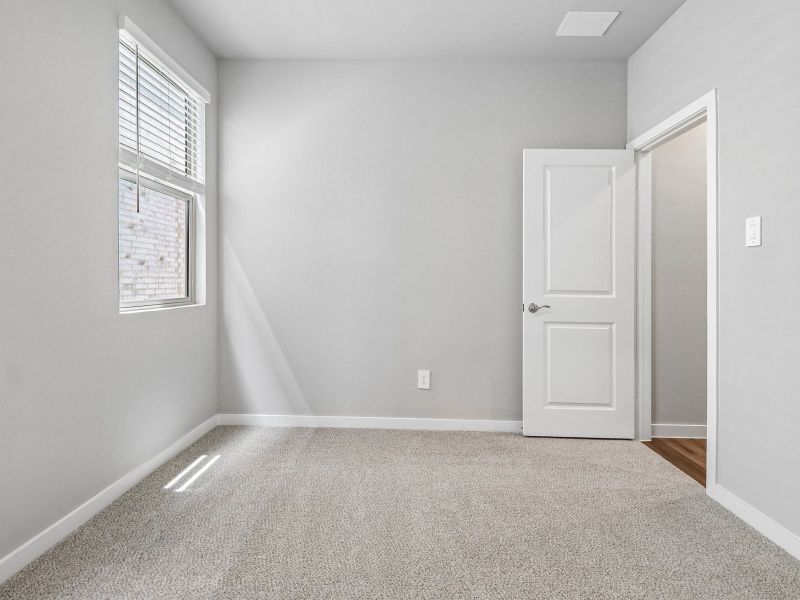 Spacious, unfurnished interior of a new home in Oak Ridge Park, Corinth (Image 12).
