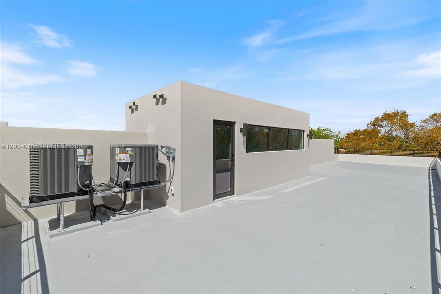 Exterior details and patio area of a home in , Miami (Image 25).