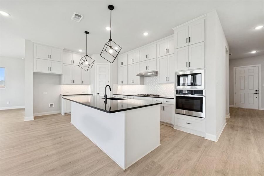 Furnished interior view inside a new home in Myrtle Creek, Waxahachie (Image 10). Furnished interior view inside a new home in Myrtle Creek, Waxahachie (Image 10).