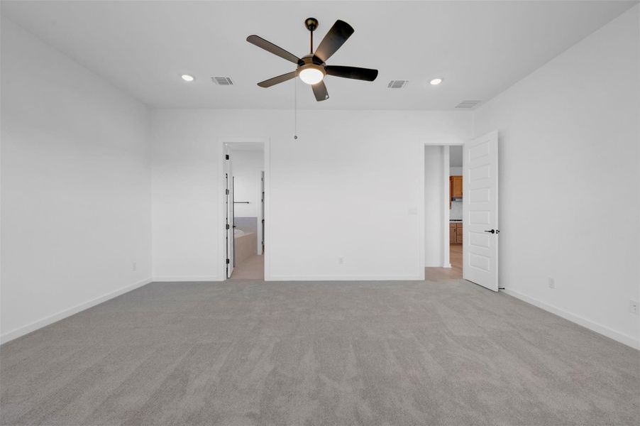 Spacious, unfurnished interior of a new home in Heritage, Dripping Springs (Image 27).