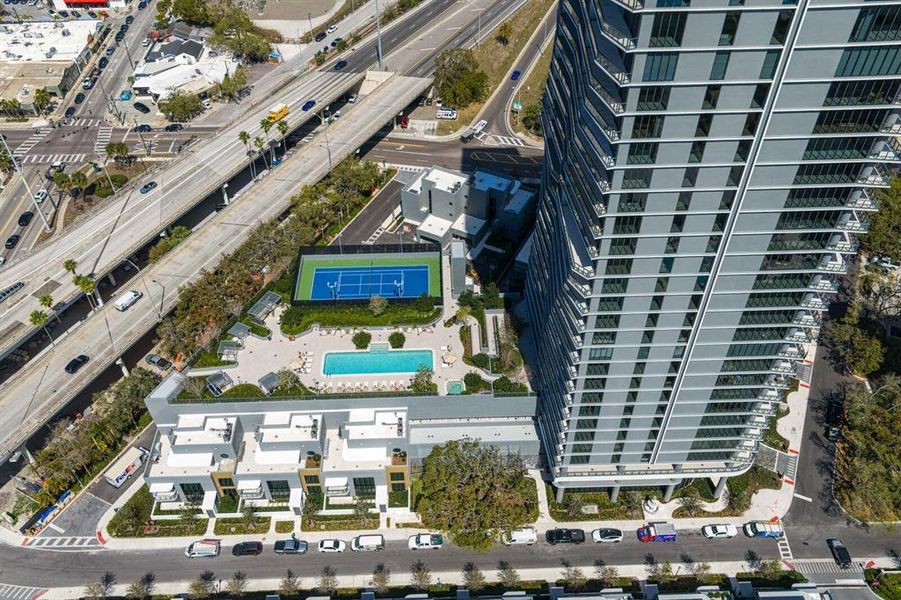 Condo located in Tampa, FL showcasing its design and architecture (Image 42).