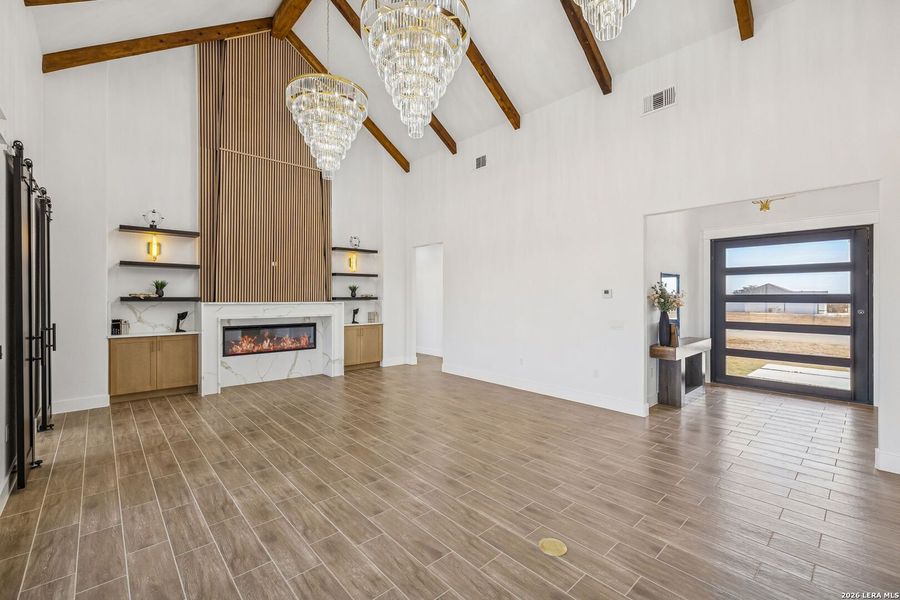 Spacious, unfurnished interior of a new home in , Floresville (Image 24).