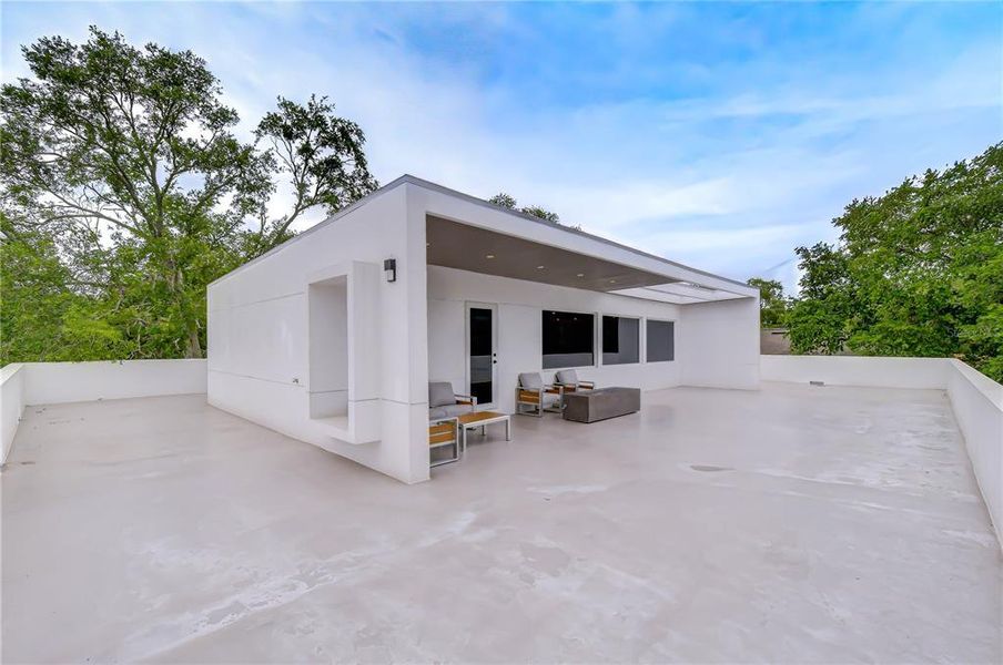 Exterior details and patio area of a home in , Tampa (Image 24).