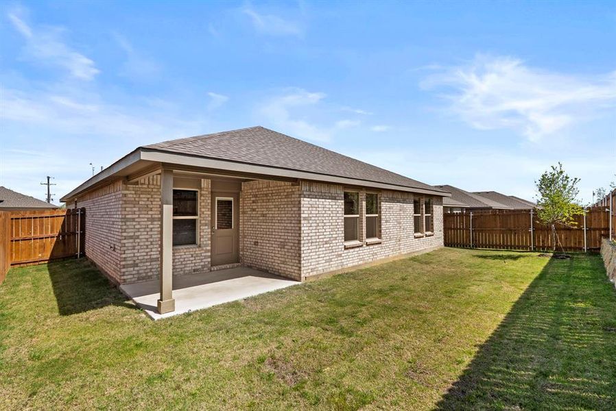 Exterior details and patio area of a home in Meadowbrook Estates, Cleburne (Image 3).