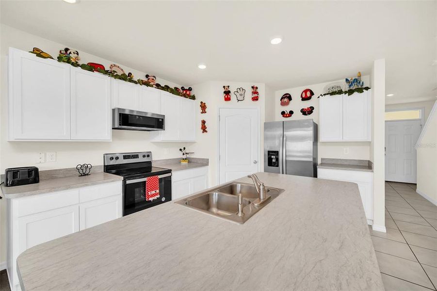 Furnished interior view inside a new home in Greenbrier, Tavares (Image 11).