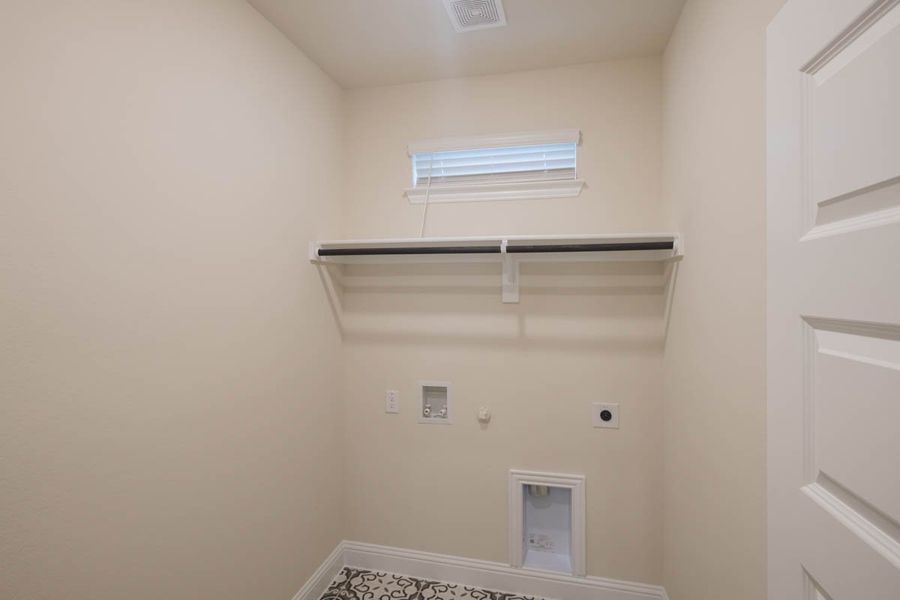 Spacious, unfurnished interior of a new home in Las Lomas, Forney (Image 23).