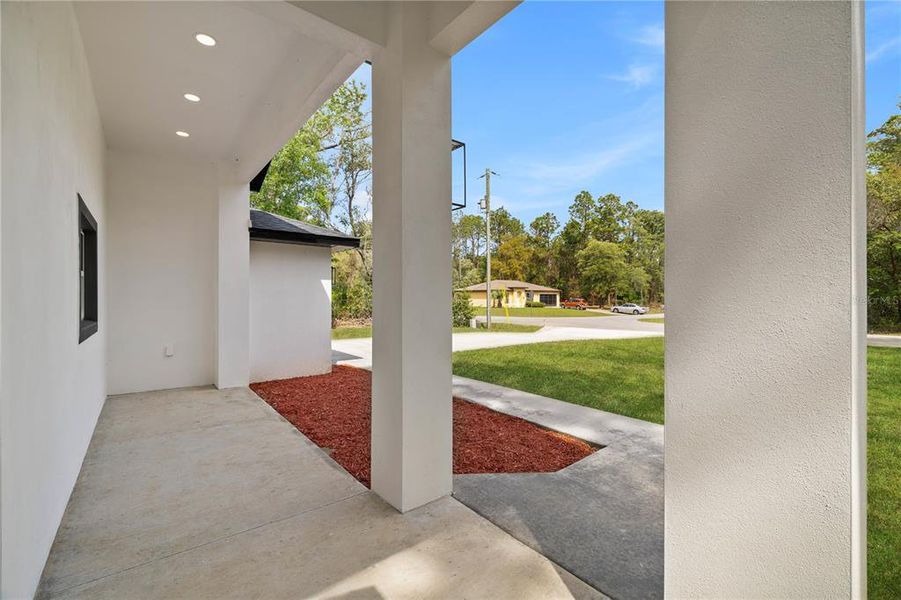 Exterior details and patio area of a home in , Dunnellon (Image 33).