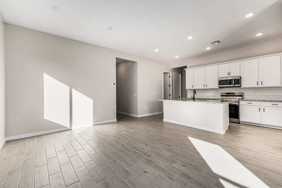 Spacious, unfurnished interior of a new home in Wildera, San Tan Valley (Image 8).