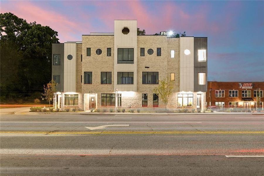 Condo located in Atlanta, GA showcasing its design and architecture (Image 5).