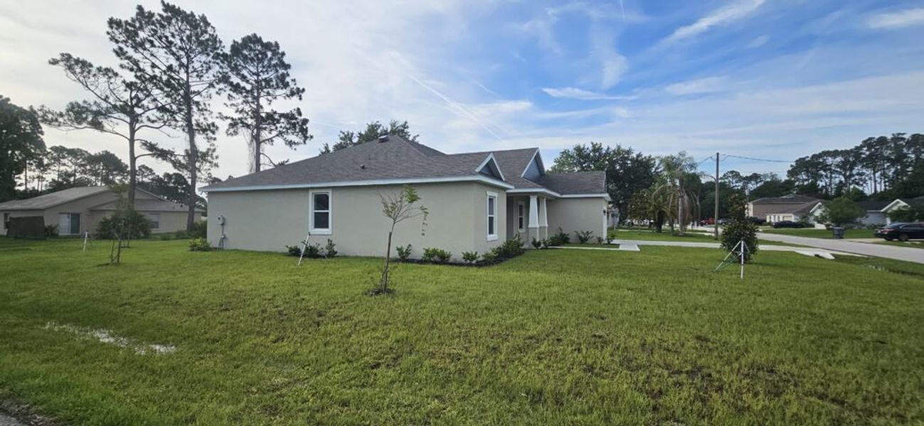 Exterior details and patio area of a home in Palm Coast, Palm Coast (Image 3).