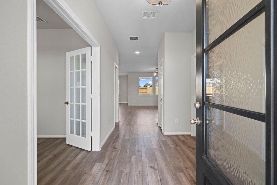 Spacious, unfurnished interior of a new home in Oakwood Estates, Waller (Image 17).