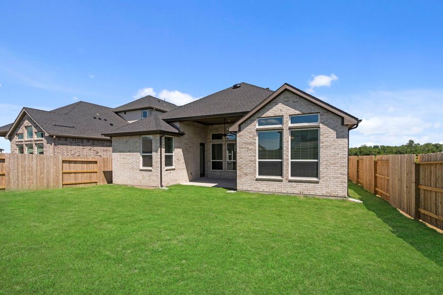 Exterior details and patio area of a home in Blue Heron, Mont Belvieu (Image 22).