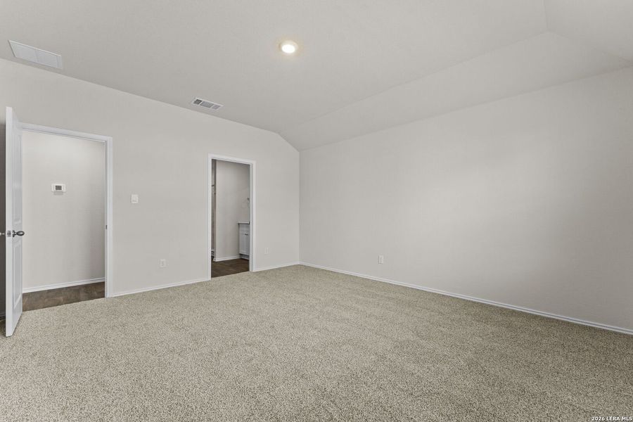Spacious, unfurnished interior of a new home in Winding Creek, New Braunfels (Image 11).