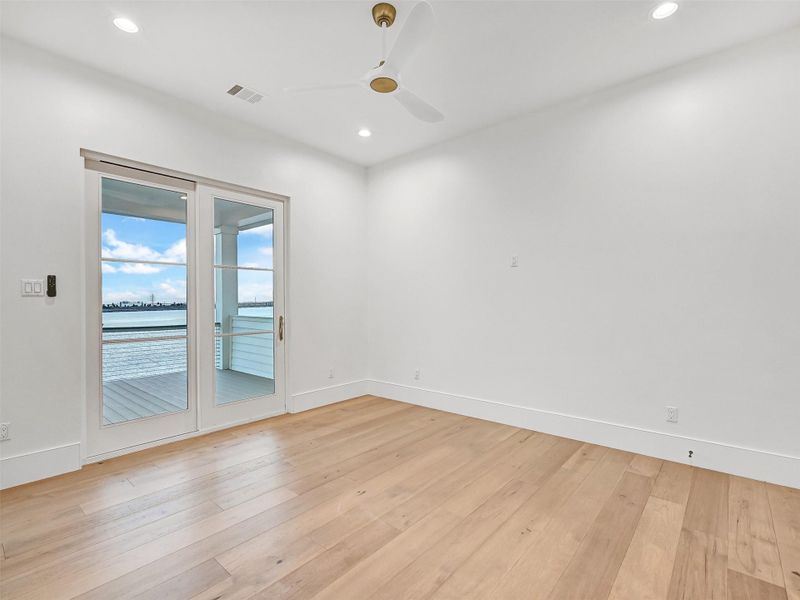 Spacious, unfurnished interior of a new home in , Galveston (Image 36).