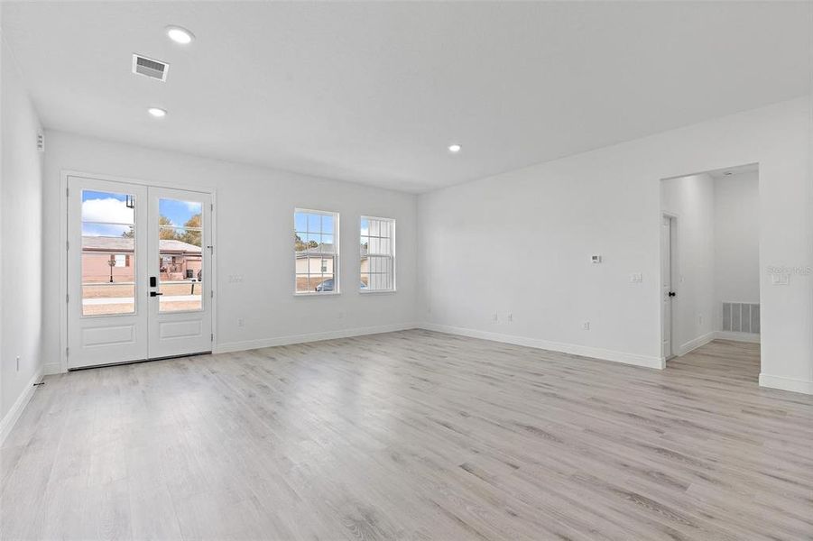 Spacious, unfurnished interior of a new home in , Ocala (Image 14).