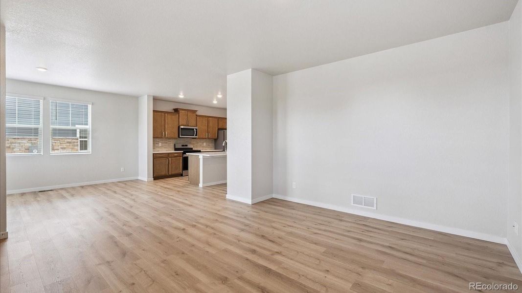 Spacious, unfurnished interior of a new home in Horizon Uptown, Aurora (Image 17).