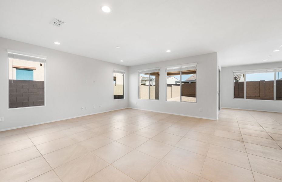Spacious, unfurnished interior of a new home in Sun City Anthem at Merrill Ranch, Florence (Image 21).