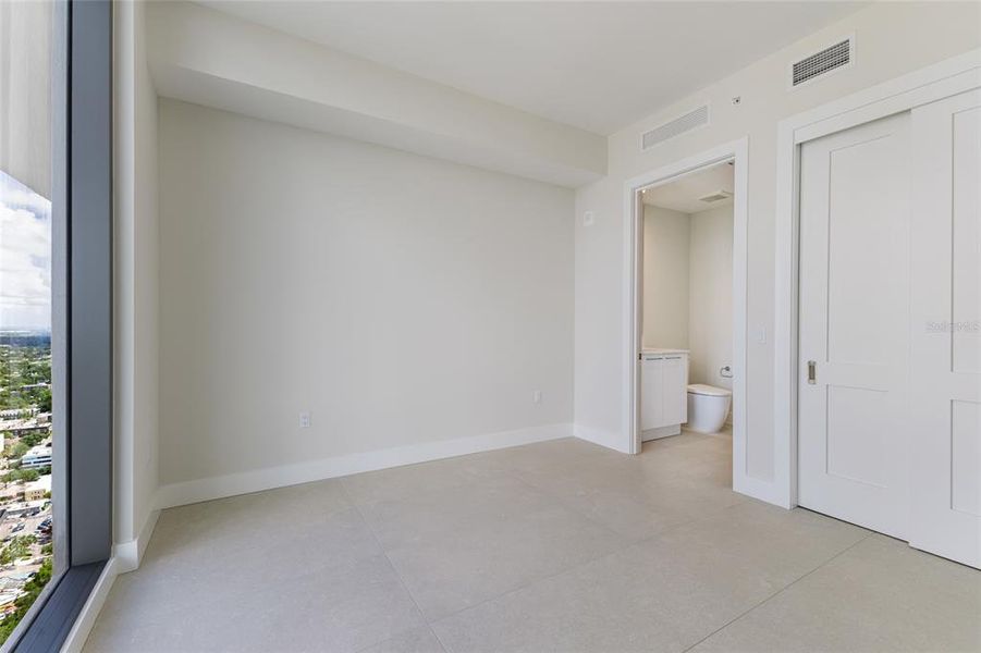 Spacious, unfurnished interior of a new home in , St. Petersburg (Image 40).
