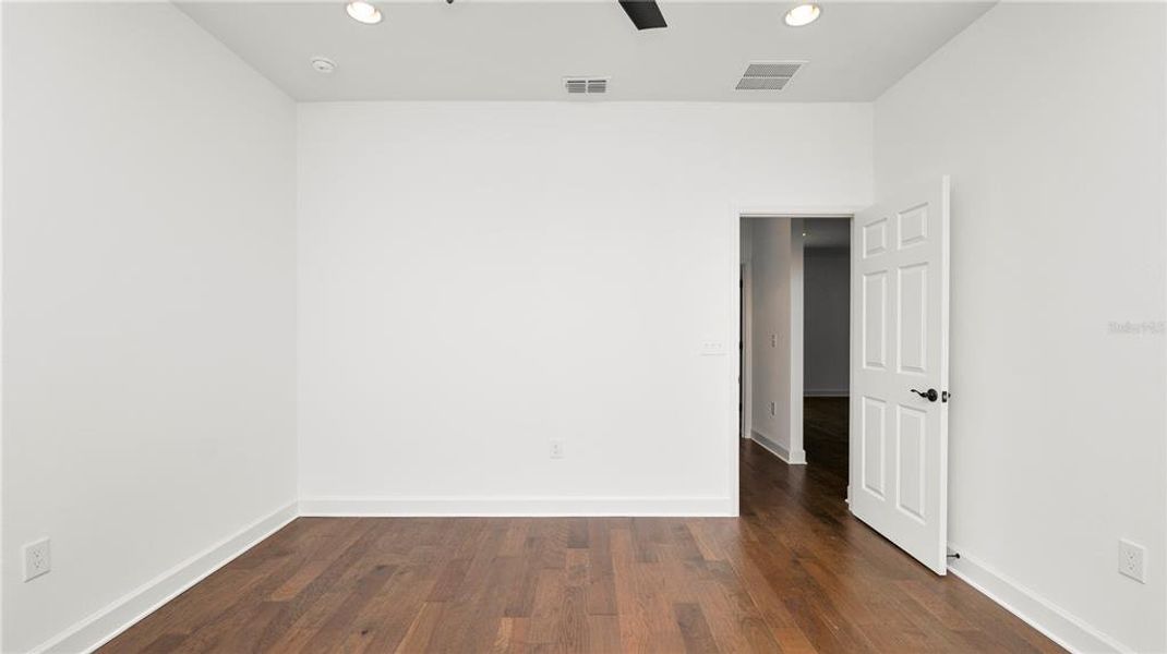 Spacious, unfurnished interior of a new home in , Lakeland (Image 28).