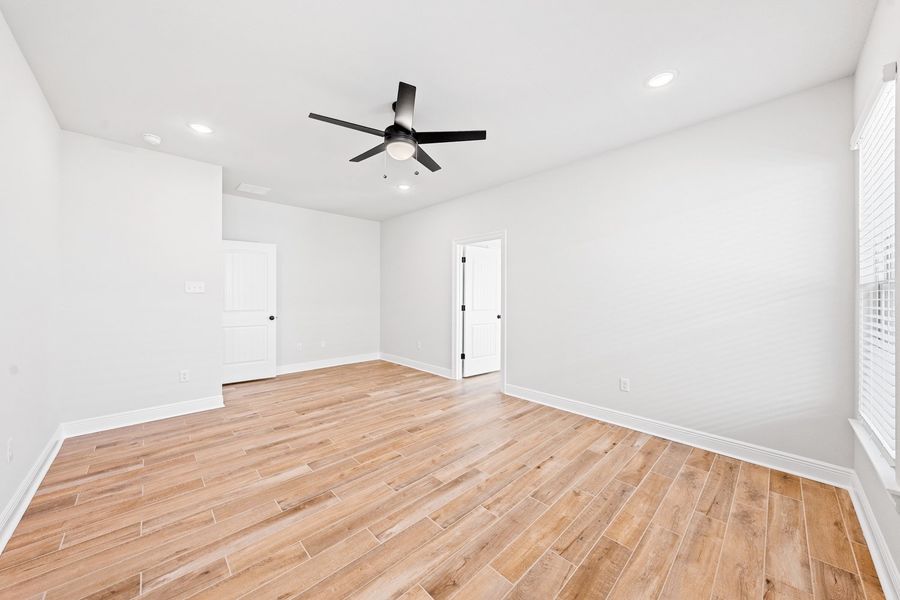 Spacious, unfurnished interior of a new home in The Bluffs at Lafayette, Freeport (Image 20).