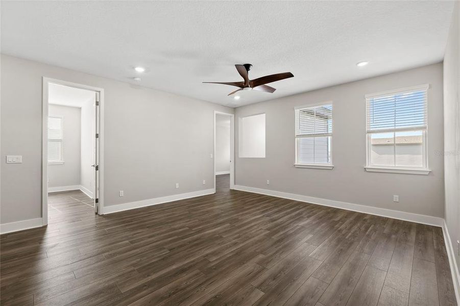 Spacious, unfurnished interior of a new home in , Winter Garden (Image 70).