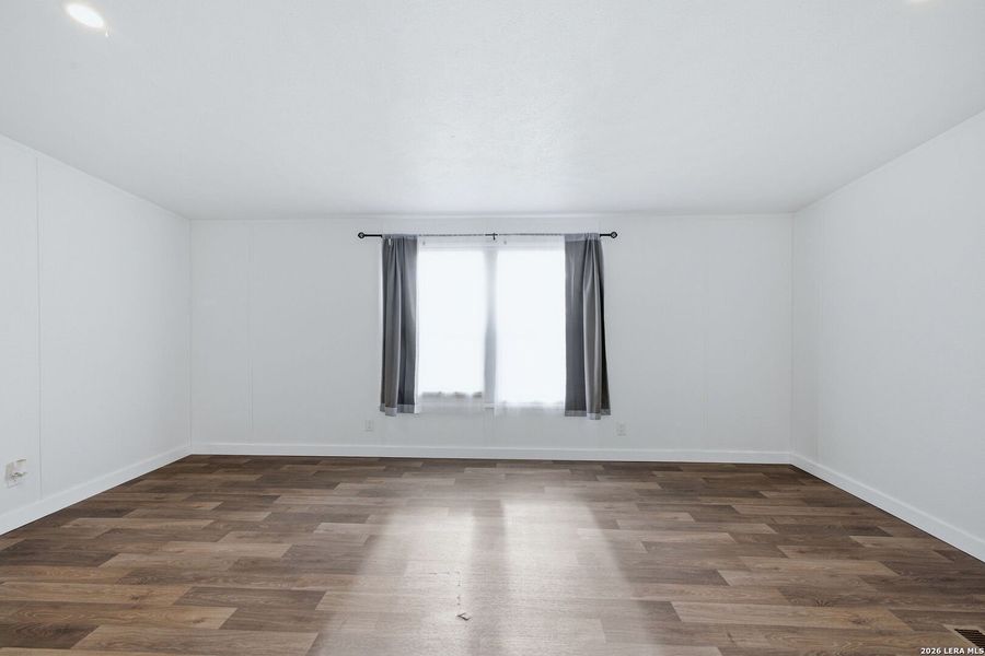 Spacious, unfurnished interior of a new home in , Atascosa (Image 16).