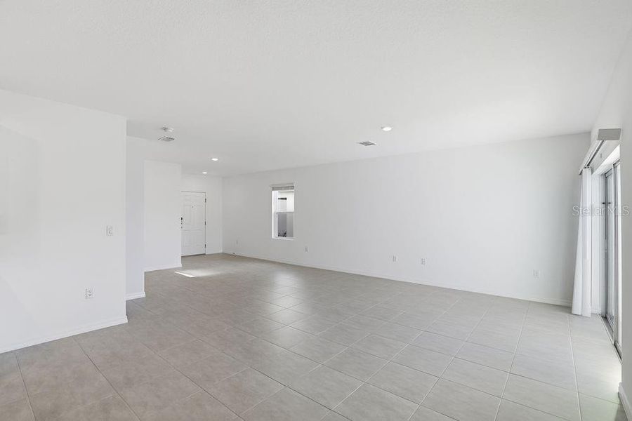 Spacious, unfurnished interior of a new home in Marion Creek, Haines City (Image 24).