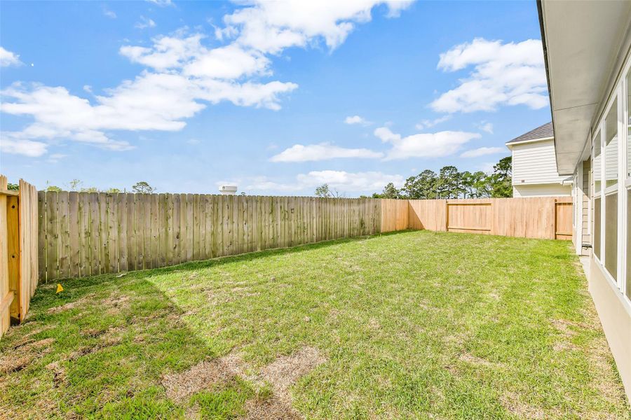 Exterior details and patio area of a home in King Oaks Village, Baytown (Image 18).