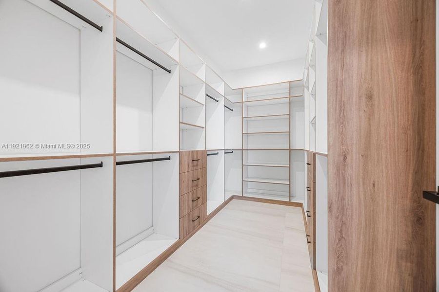 Spacious, unfurnished interior of a new home in , Fort Lauderdale (Image 92).