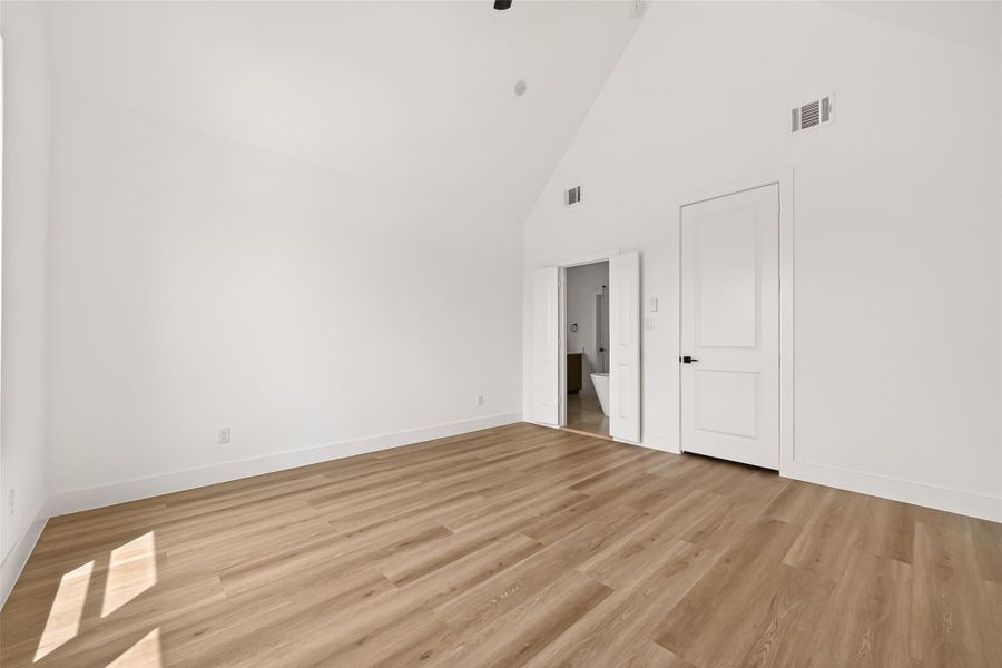Spacious, unfurnished interior of a new home in , Houston (Image 28).