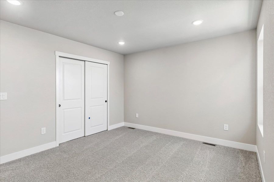 Spacious, unfurnished interior of a new home in Trails at Aspen Ridge-3, Colorado Springs (Image 16).
